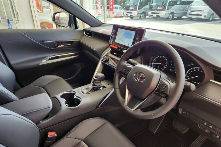 ハリアー運転席